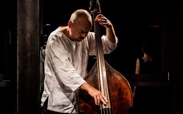 Andreas Bauer, Bass spielend
