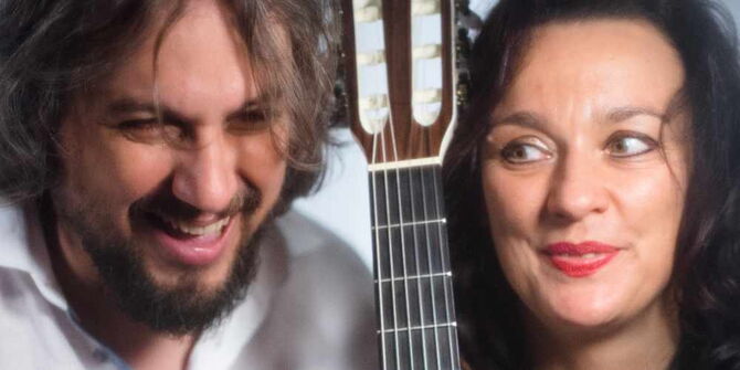 Suzanna spielt an der Gitarre und singt mit Mark de Fockert