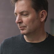 Andreas F. Staffel: Porträtfoto, das vor der Musikschule Ohrpheo in Berlin (Prenzlauer Berg) gemacht wurde.icht, Kompositionsunterricht, Musiktheorie in der Musikschule Ohrpheo Berlin, © dirk hasskarl/fotografie